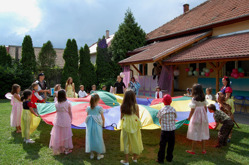 Princess, parasuta, joaca la curte, iParty Timisoara, petreceri fetite
